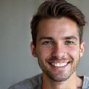 Πορτρέτο χαμογελαστού νεαρού άνδρα